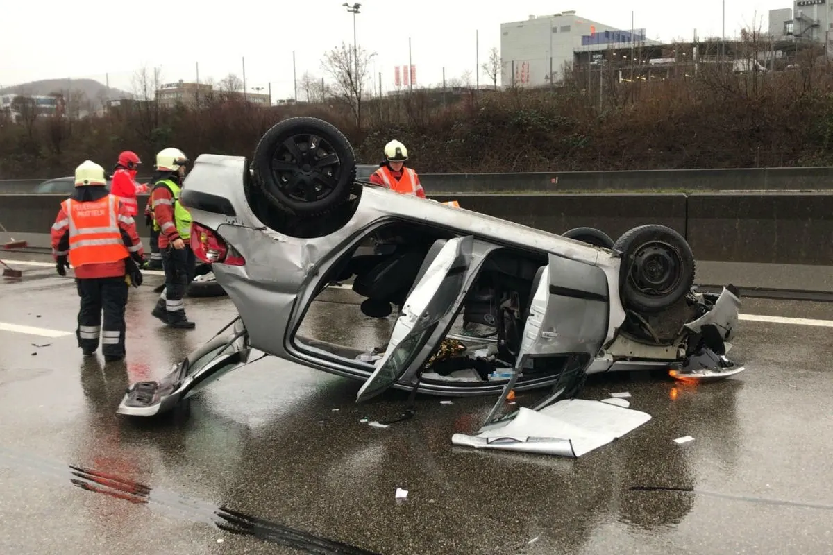 Pratteln BL - Auto streift Reisecar