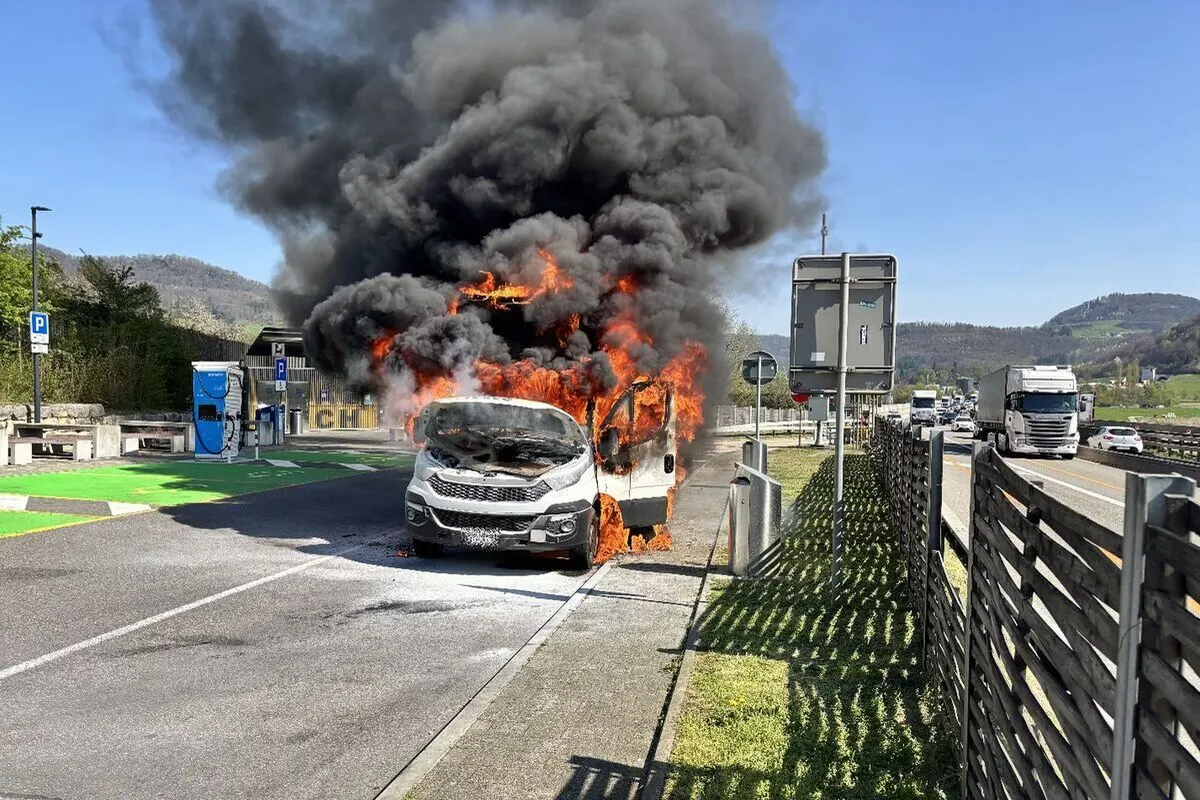 Sissach BL – Lieferwagen in Brand geraten