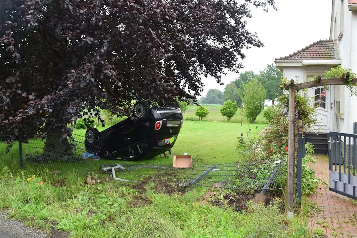Vlotho – Kontrolle über PKW verloren – Fiat schleudert durch Gartenzaun