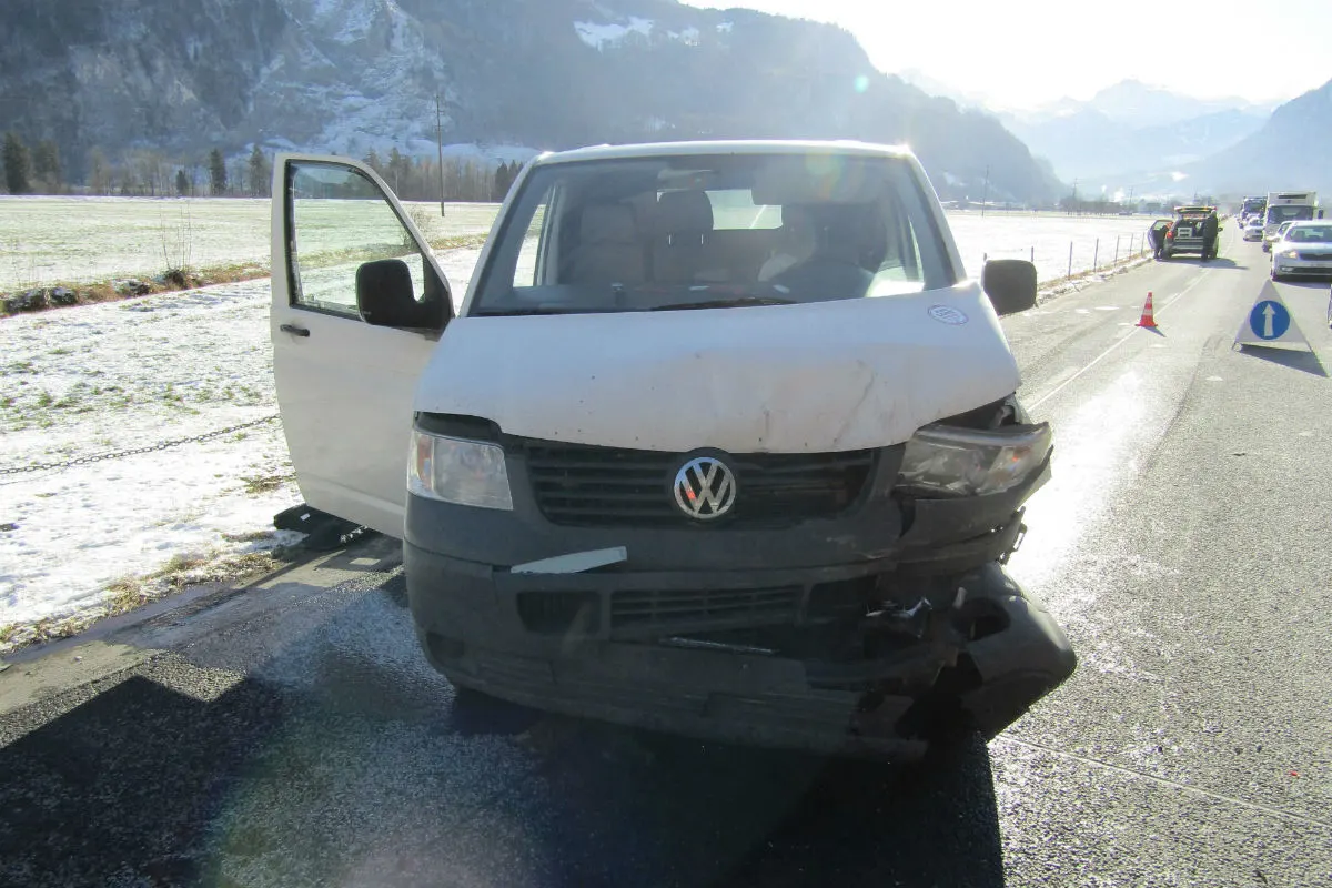 Näfels GL - Auf Auto aufgefahren