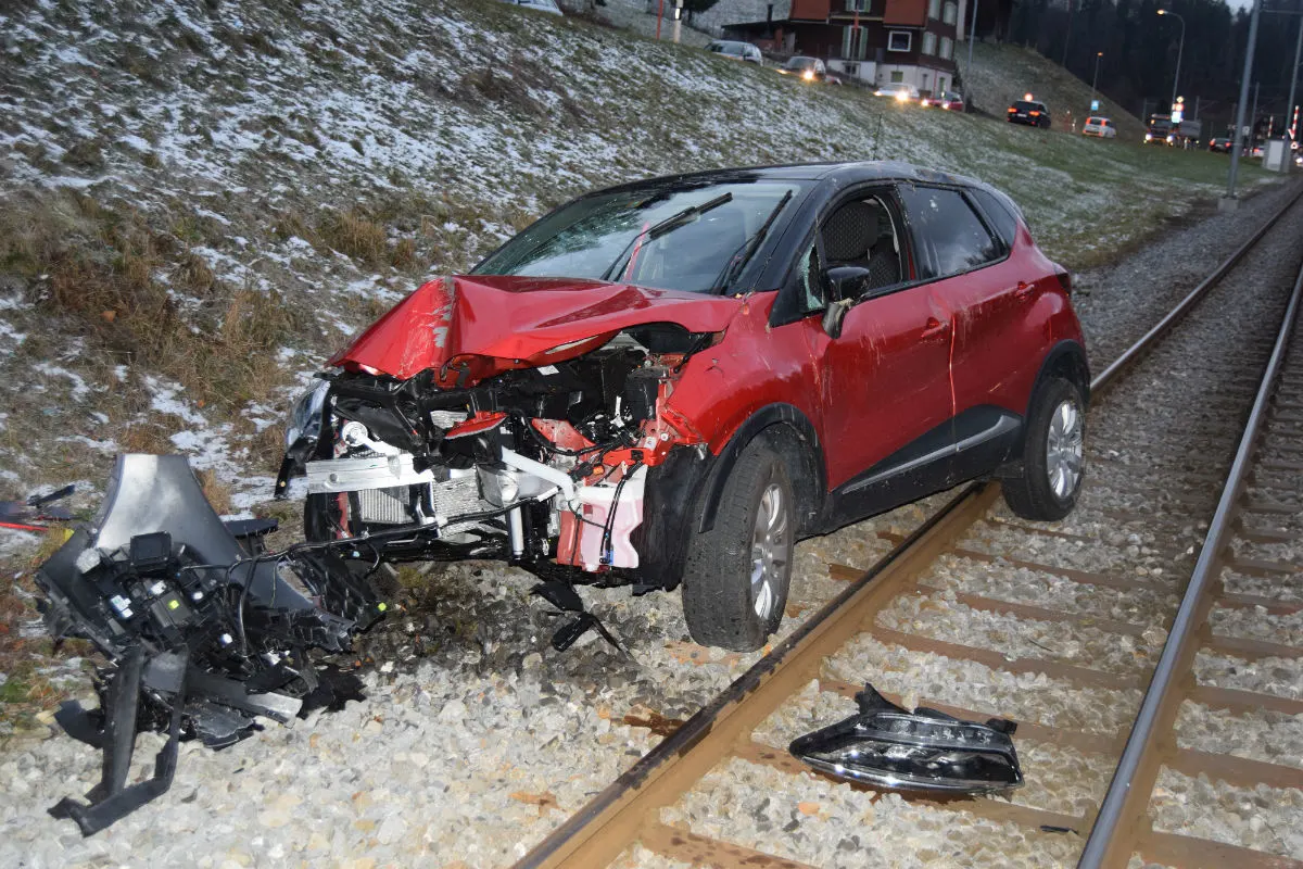 Waldstatt AR - Auto landet auf Bahntrasse
