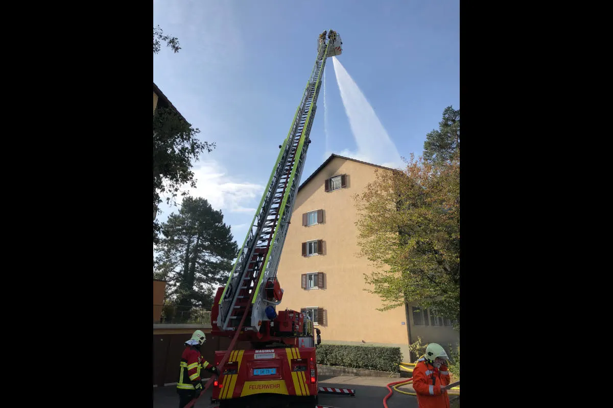 Neuhausen am Rheinfall SH - Brand in Mehrfamilienhaus