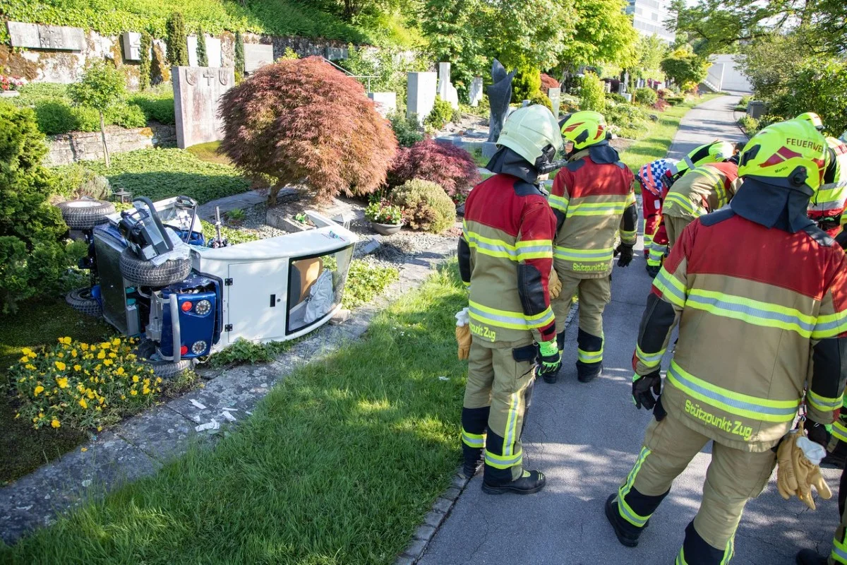 Zug - Mann wird unter seinem Elektromobil eingeklemmt und schwer verletzt!