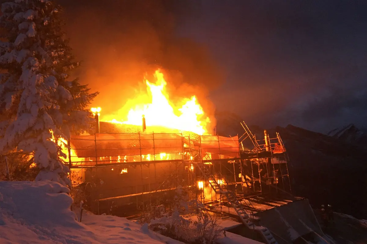 Mollis GL - Berggasthof brennt komplett nieder!