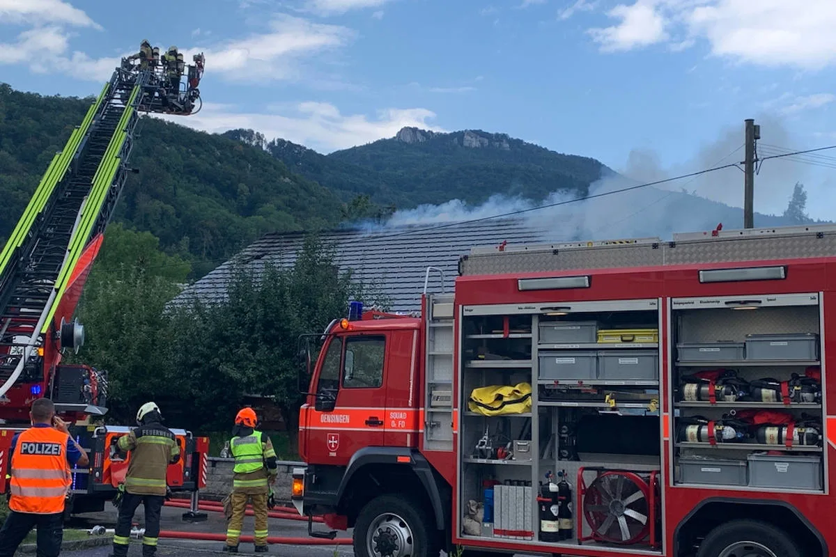 Brand Oensingen SO – Blitzeinschlag löst Feuer in  Dachstockb aus