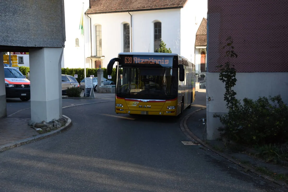 Goldingen SG - Kollision zwischen Postauto und Velo
