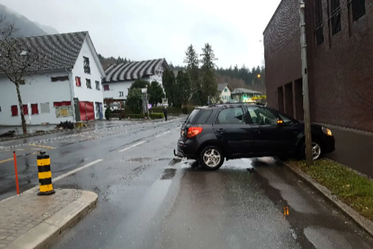 Schaanwald FL - Auto rollt in Hausfassade