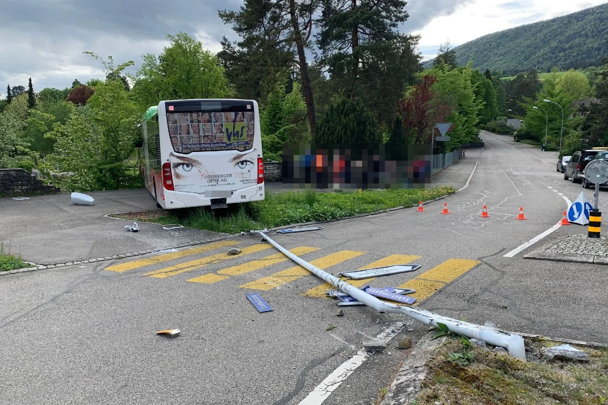 Unfall Grenchen SO - Linienbus prallt in Friedhofmauer