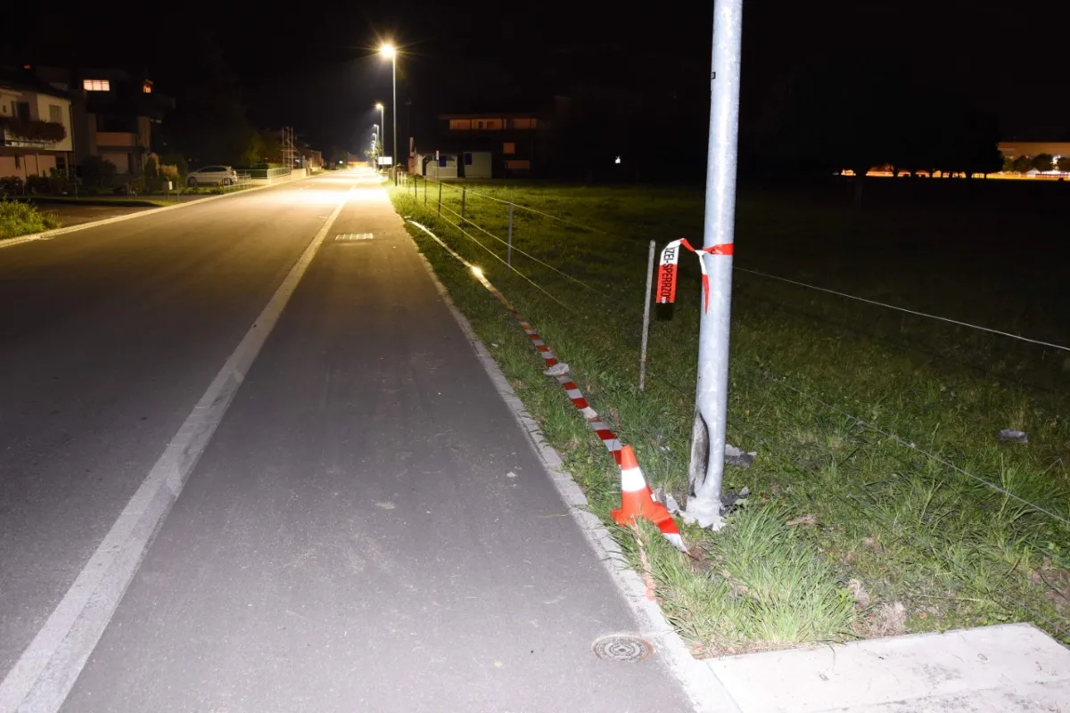 Zeugenaufruf aus Azmoos SG - Sprung über Zaun rettet Fussgänger vor viel schlimmeren Verletzungen!
