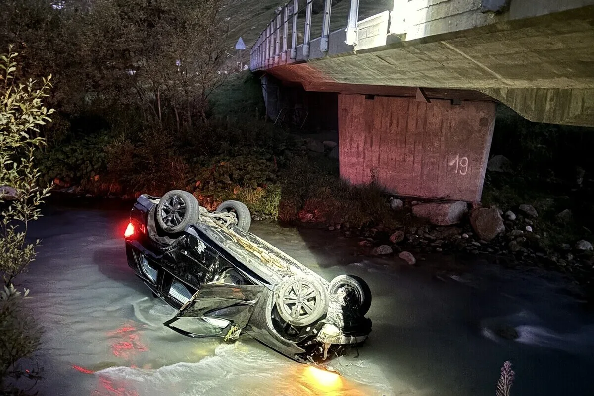 Realp UR - Auto landet bei Unfall in der Reuss