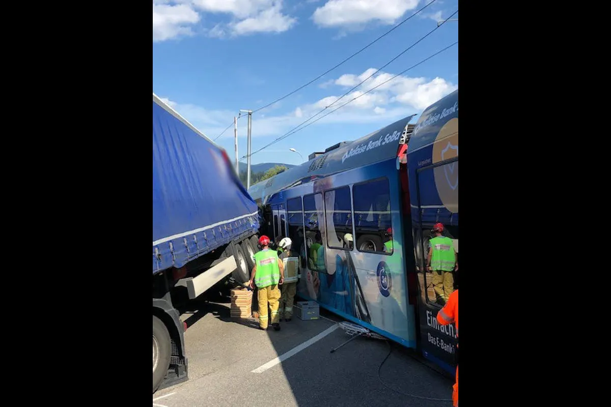 Heftiger Unfall in Aarwangen BE – Zug und Sattelschlepper kollidierten