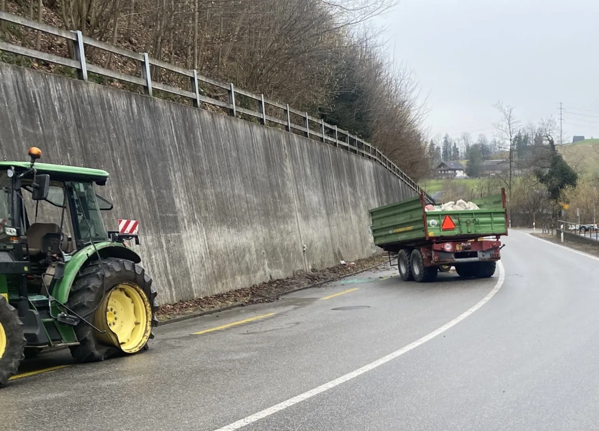 Neuheim ZG - Traktor-Unfall auf der Sihlbruggstrasse