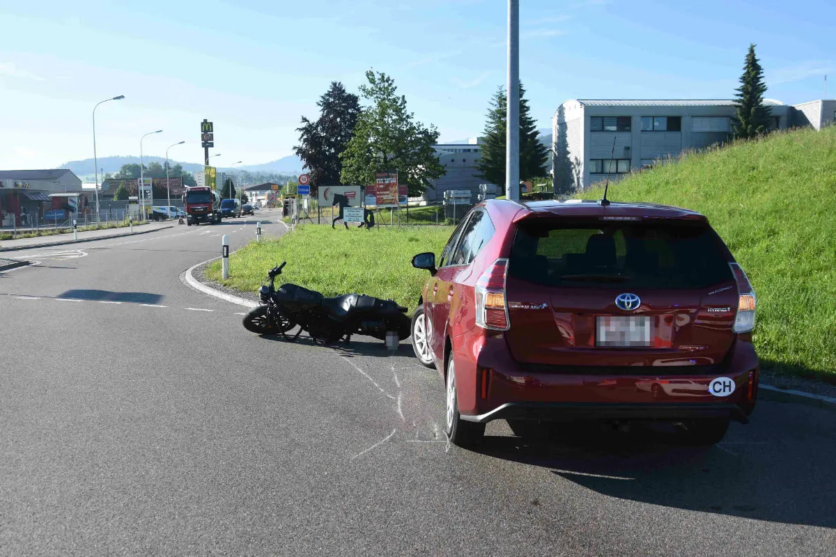 Gossau SG - Motorrad im Kreisel übersehen