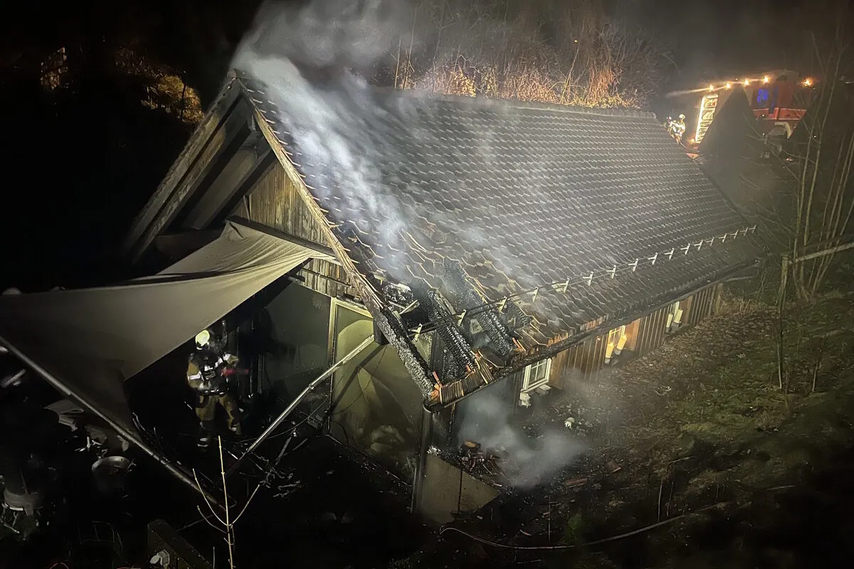 Schwarzenbach SG - Hausfassade in Brand - Eine Person erleidet Rauchgasvergiftung