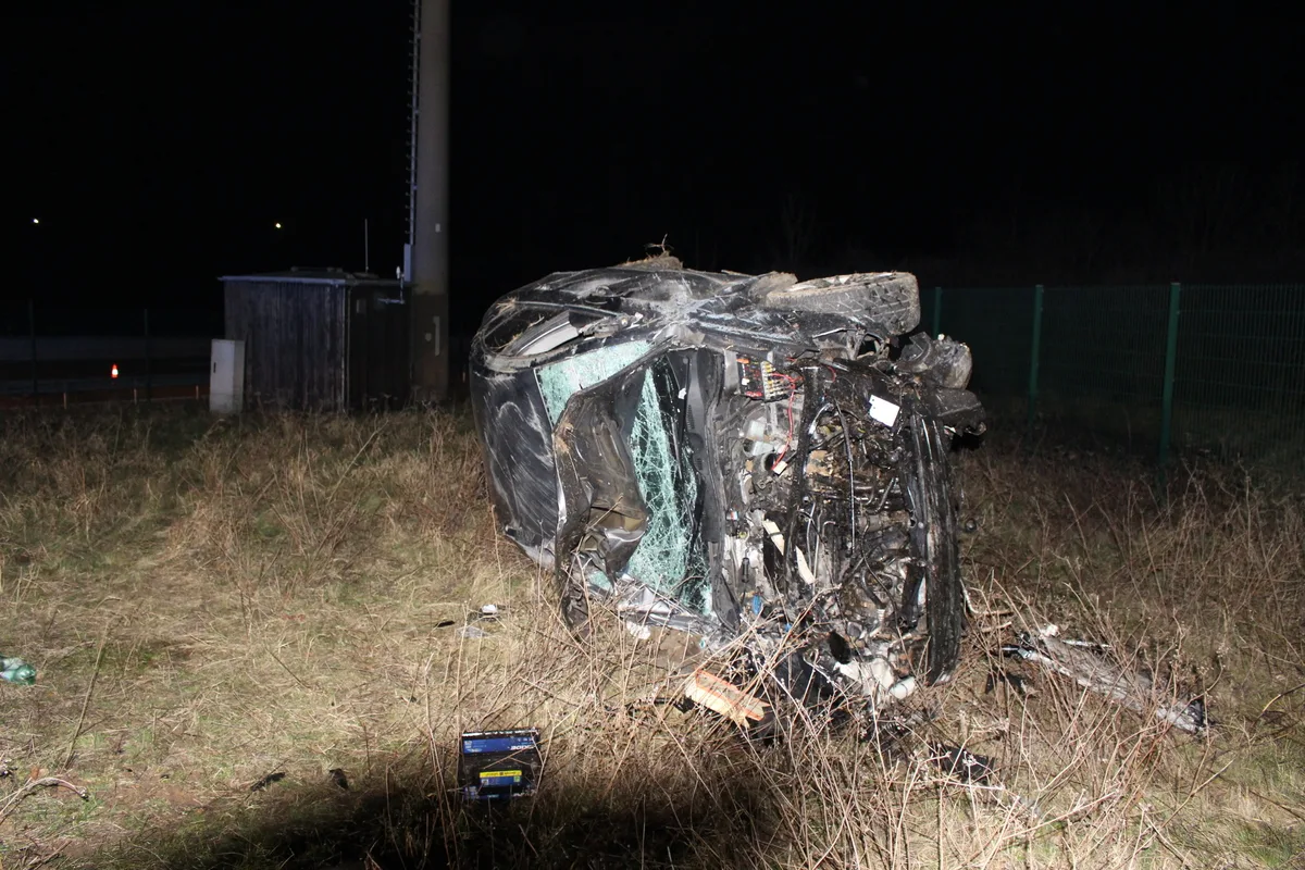 A4 Höhe Ronneburg - VW bei Unfall in die Luft geschleudert