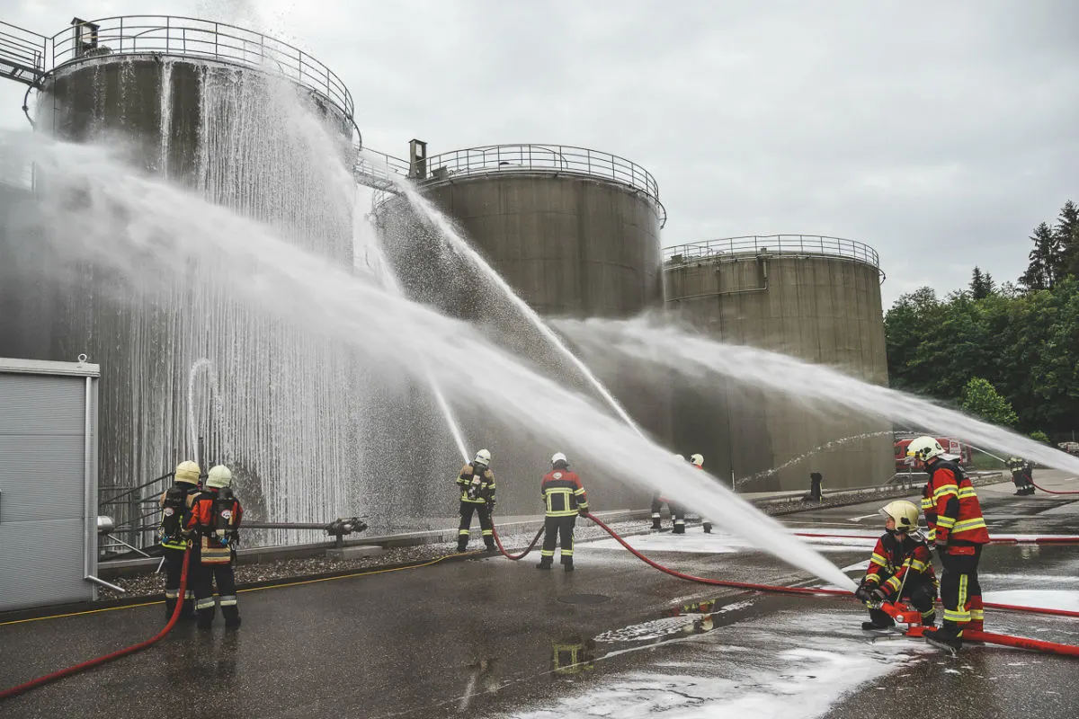 Zollikofen BE - Löschangriff auf brennenden Stehtank als Übung