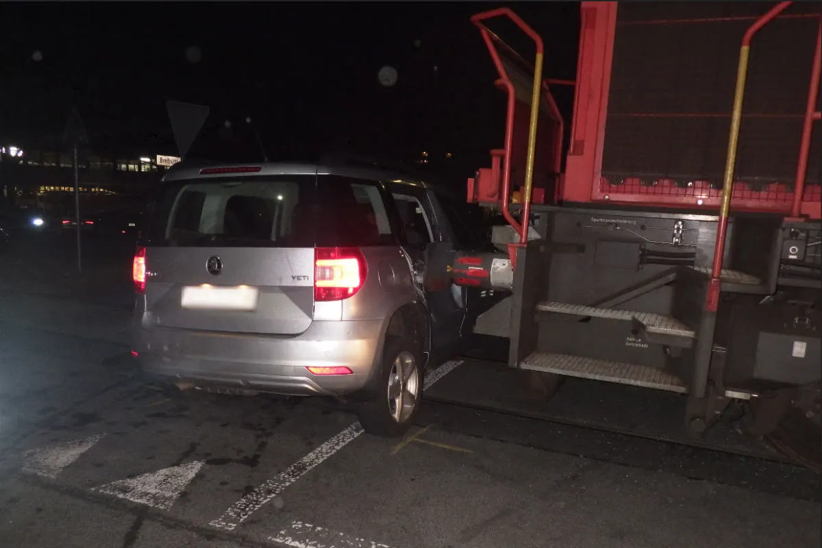 Schattdorf UR - Güterzug kollidiert mit Personenwagen – niemand verletzt