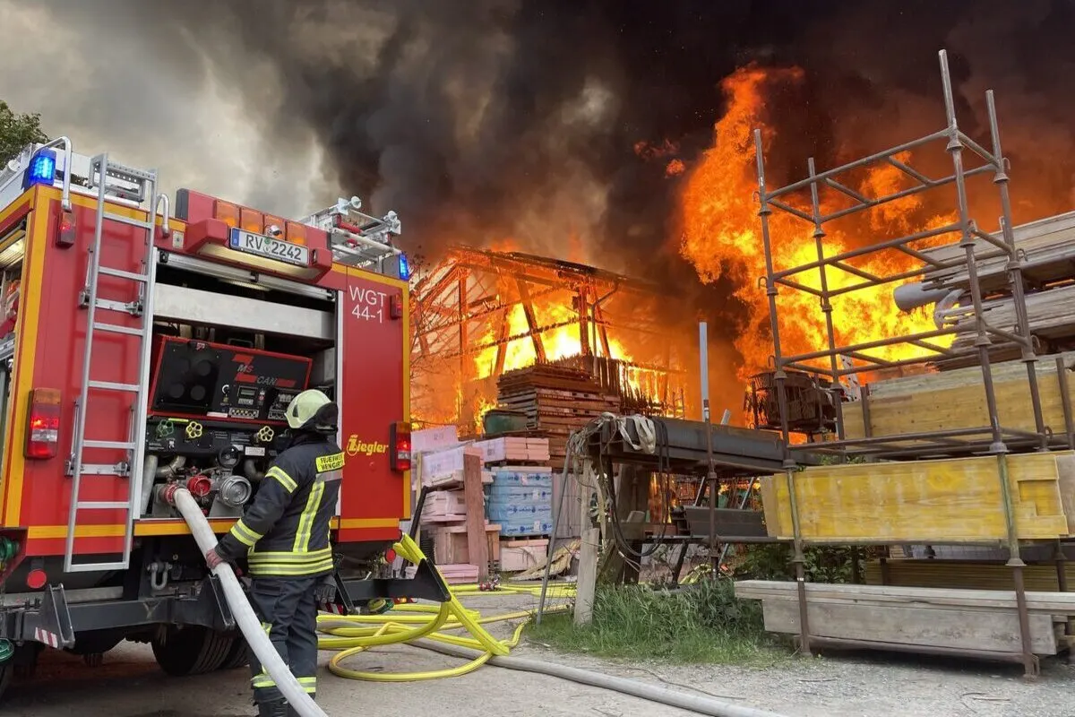 Schlier BW - Lagerhallen durch Flammen zerstört
