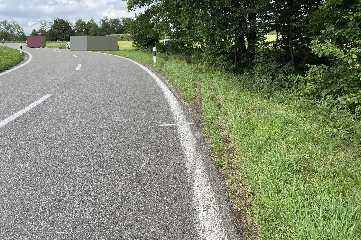 Unfall in Unterlunkhofen AG - Kontrolle über Ford Focus ST verloren und verunfallt - Fahrzeug beschlagnahmt