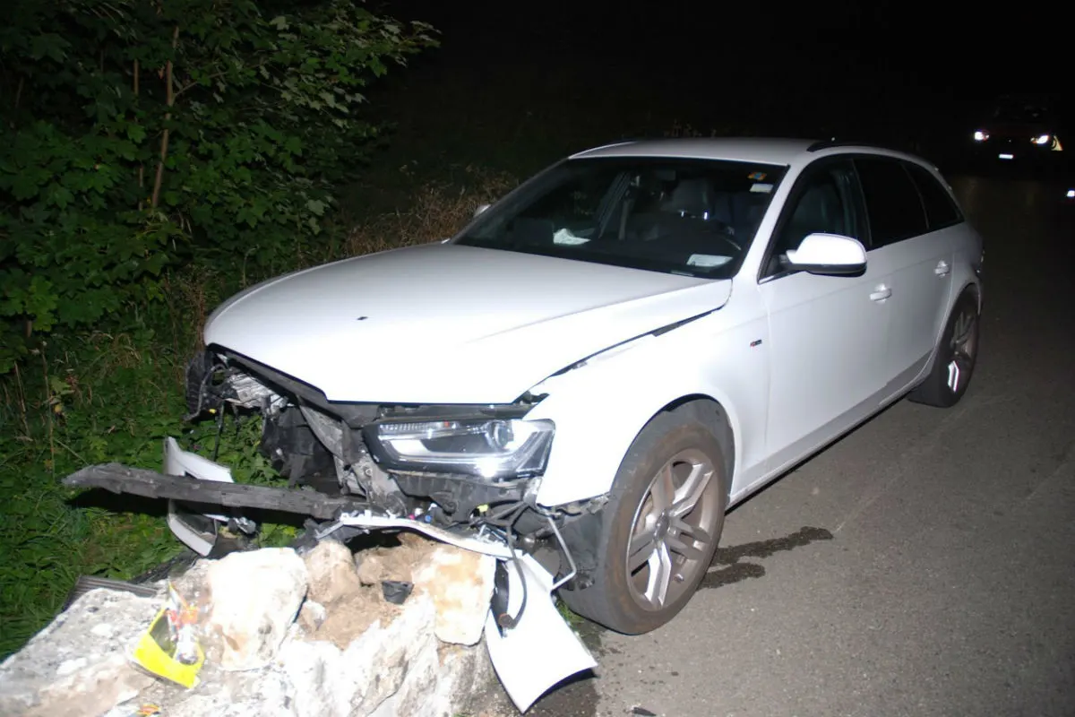 Büsserach SO - Auto kollidiert mit Steinmauer - Zeugenaufruf
