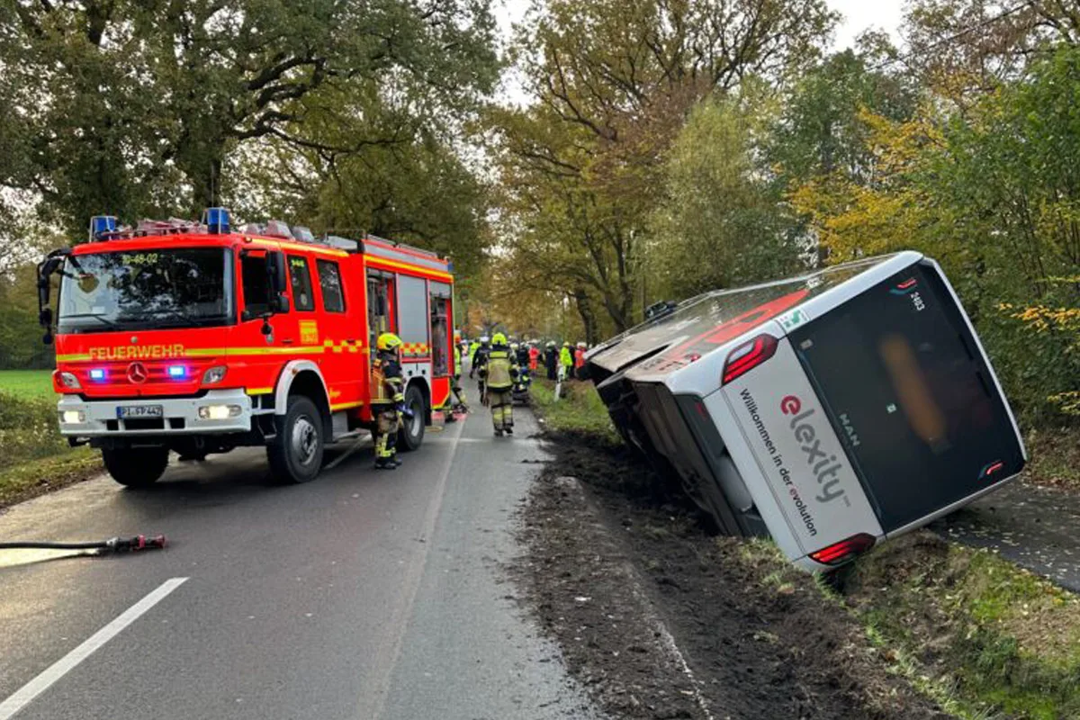 Pinneberg SH – Sieben Personen nach Unfall in Linienbus eingeschlossen