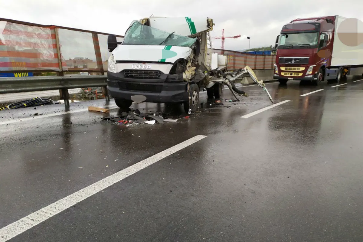 Lenzburg AG - Lieferwagen prallt in Lastwagen