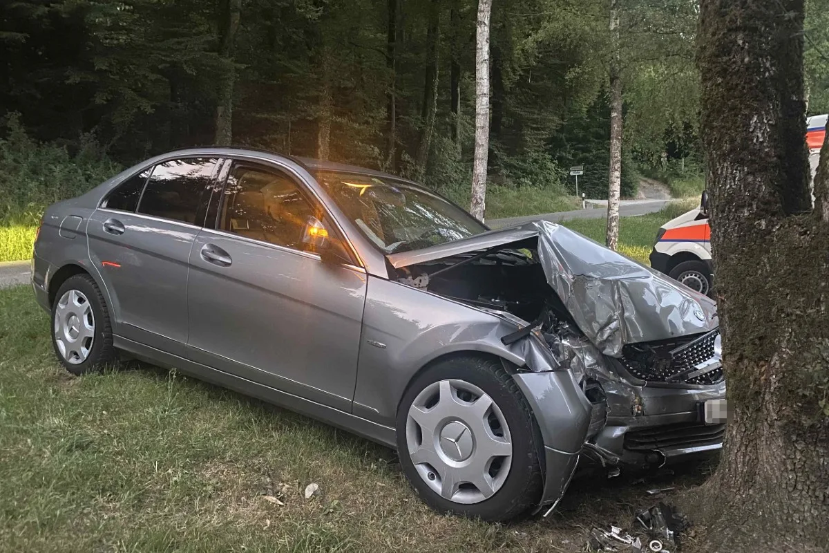 Auenstein AG - 18-Jähriger baut mit Mercedes Totalschaden