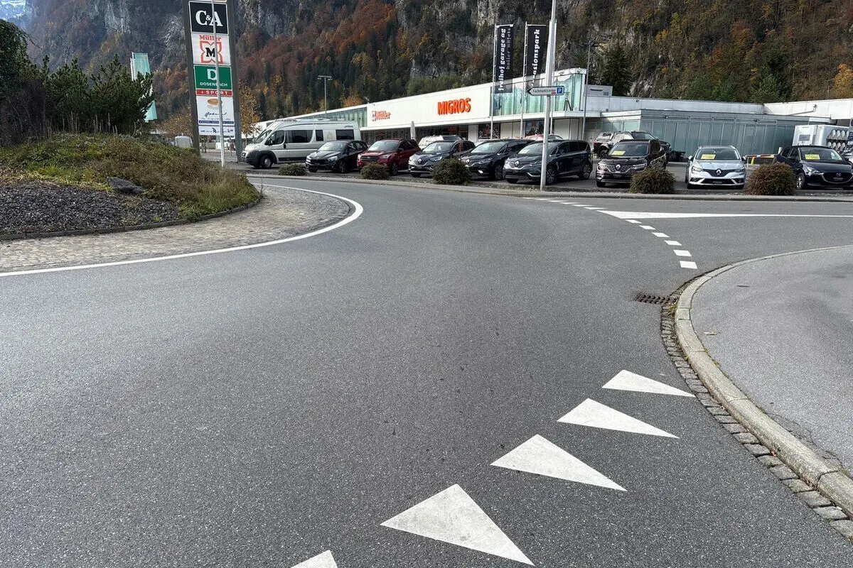 Unfall in Näfels GL – Autofahrer übersieht Velofahrer