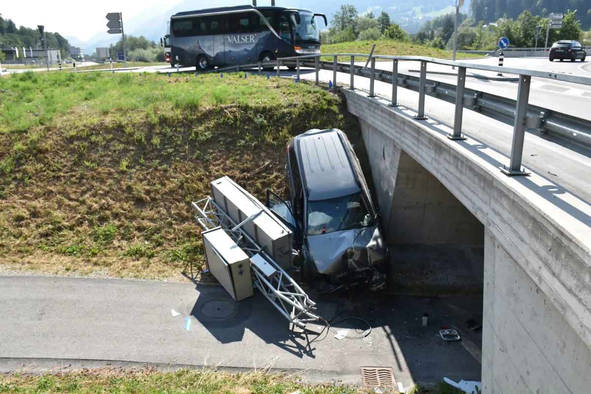 Ilanz GR - Leichtverletzte Lenkerin nach Selbstunfall