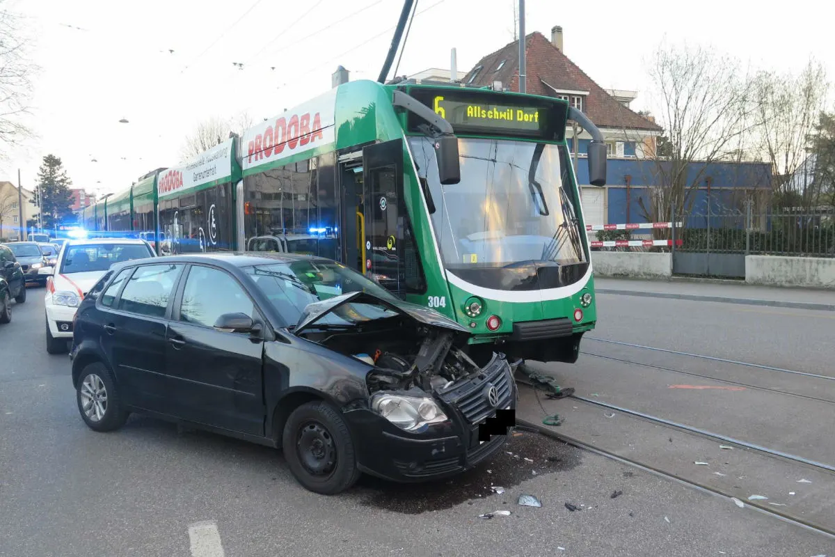 Allschwil BL - Kollision zwischen Auto und Tram 