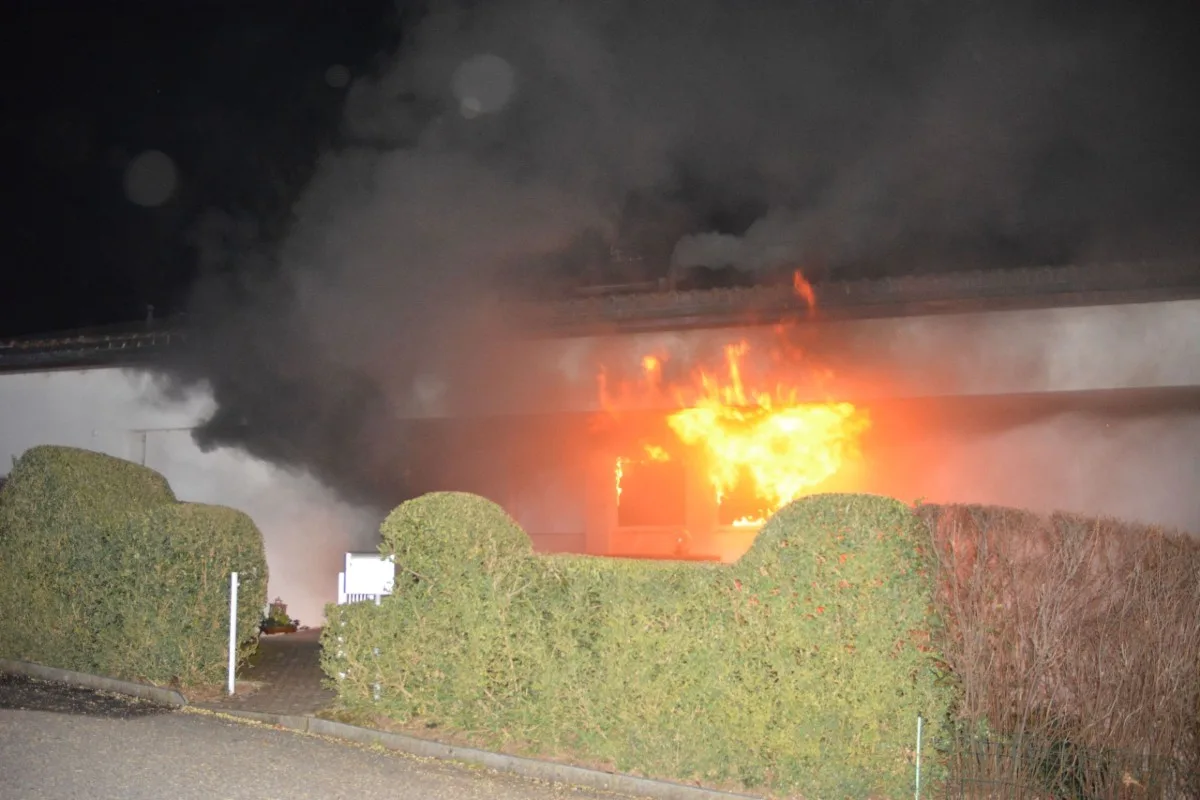 Fehren SO - Brand in Einfamilienhaus - Wohnbereich stand in Vollbrand