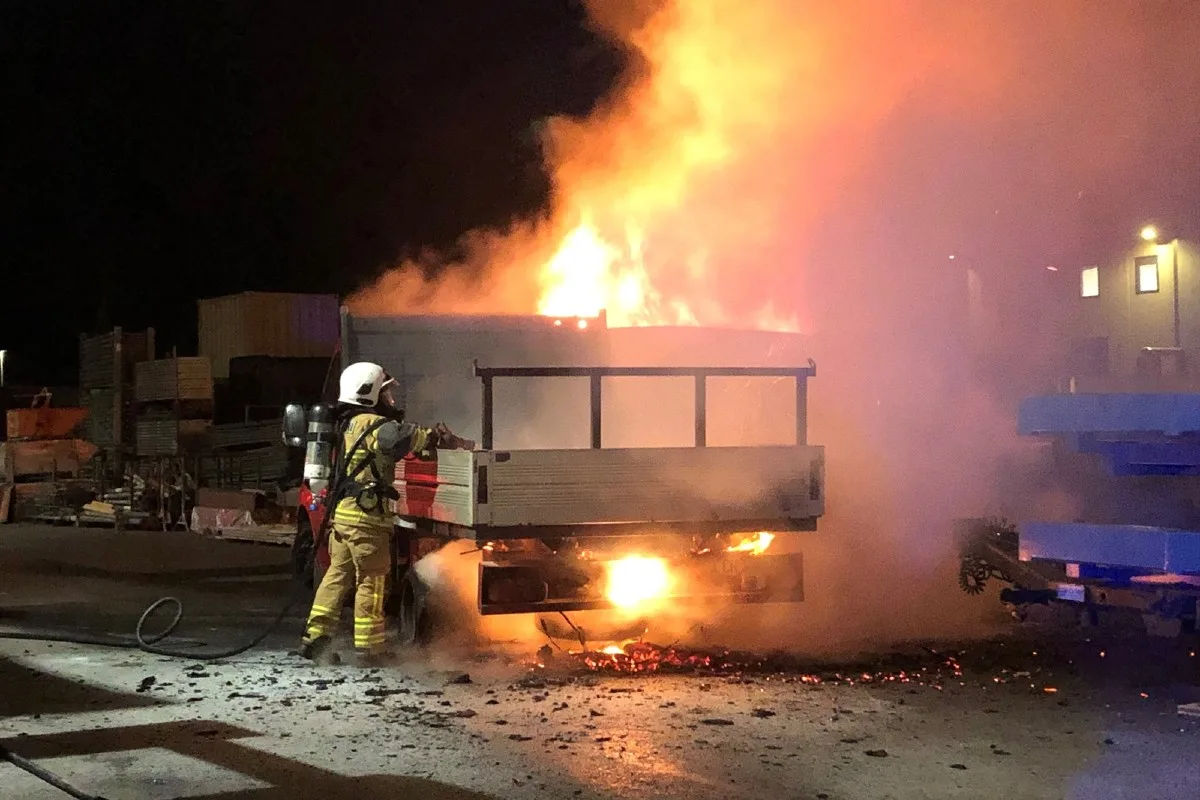 San Vittore GR - Lieferwagen und Baumulde in Brand