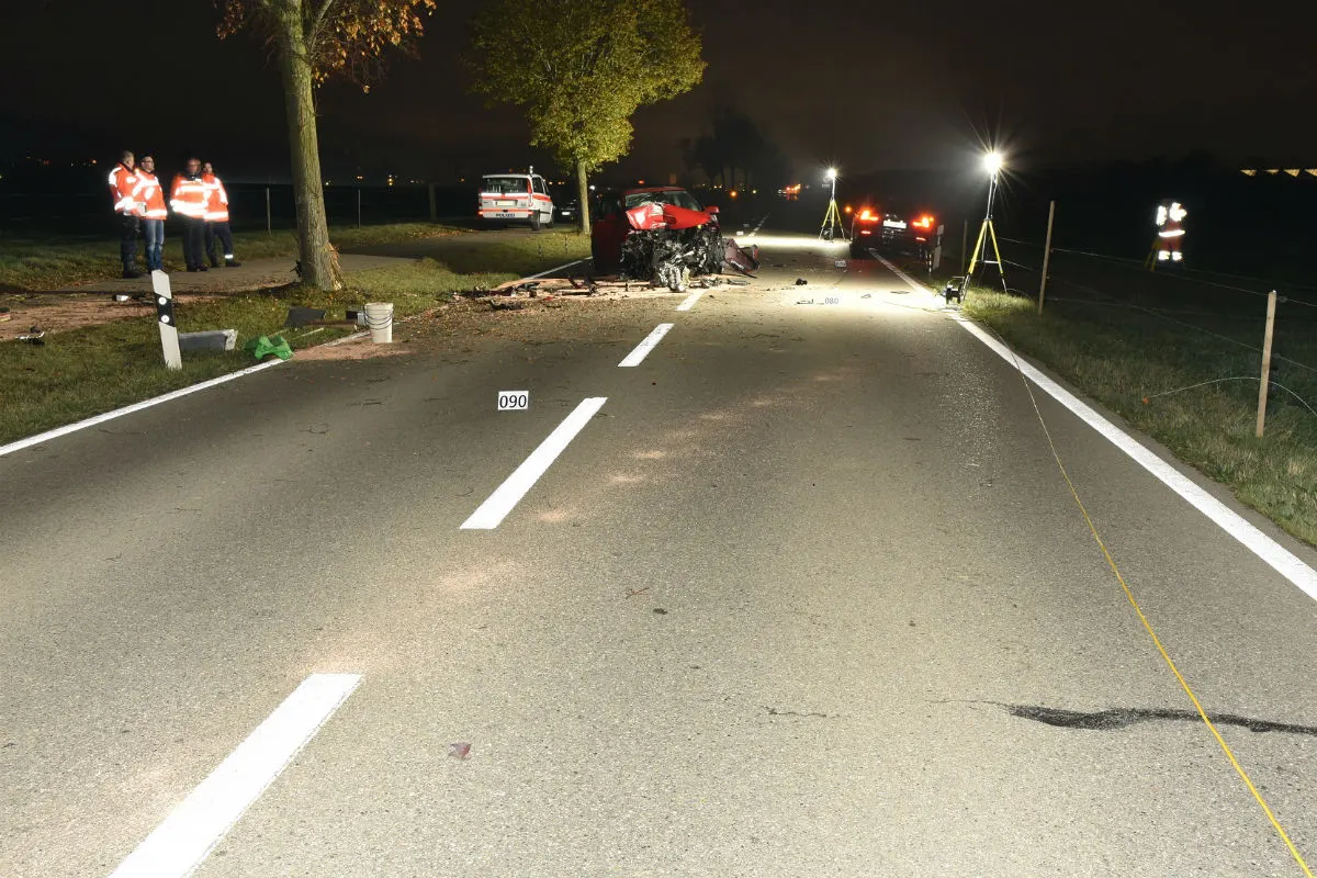 Fehraltorf ZH - Autofahrerin kollidiert mit Baum und Auto