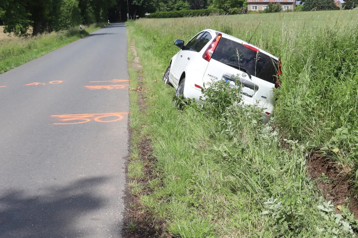 Löhne – Nissan rutscht in Graben