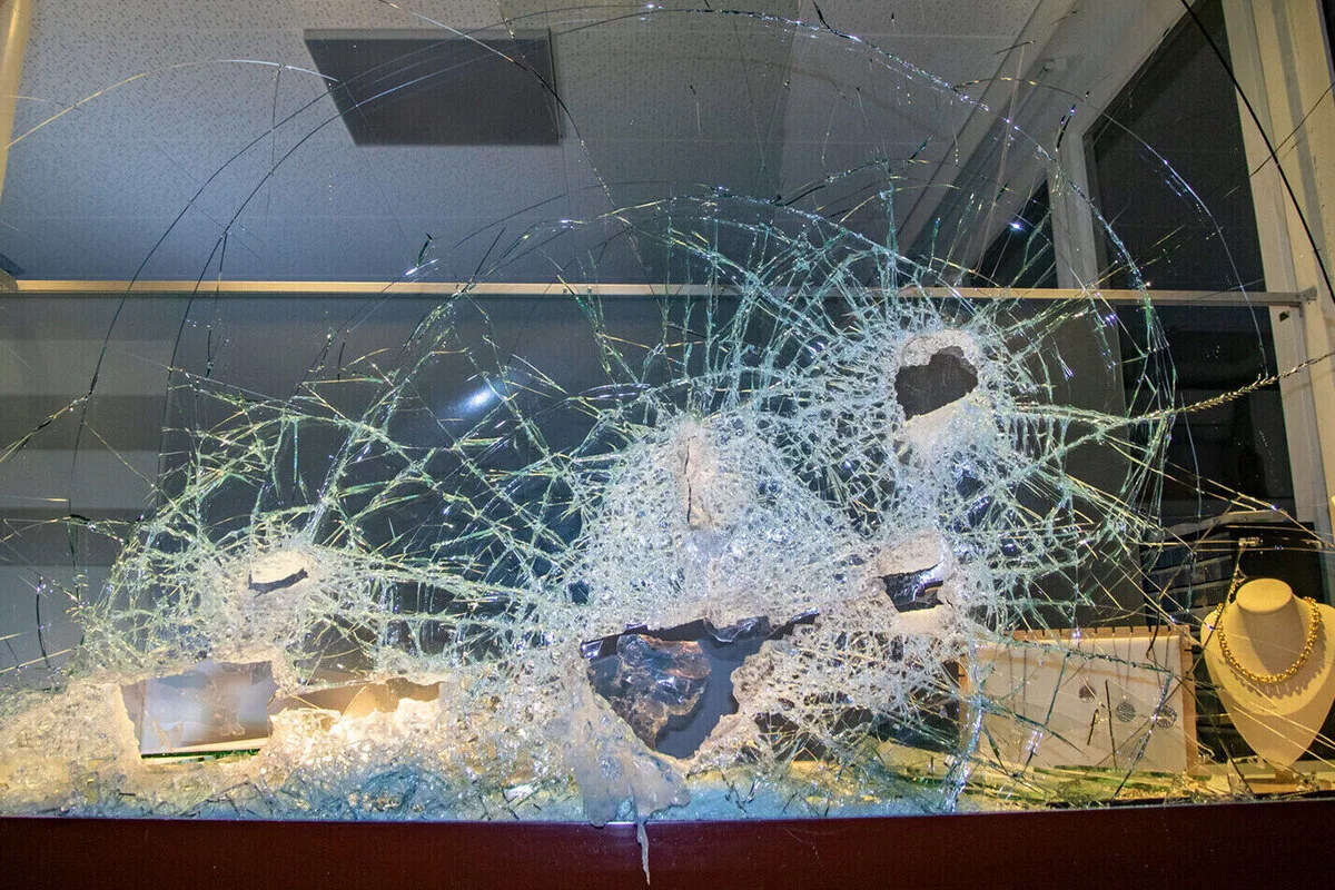 Domdidier FR - Vitrine eingeschlagen - Schmuck gestohlen