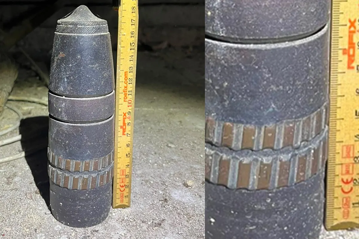 Das Bild zeigt ein zylinderförmiges, metallisches Objekt in der Nähe eines gelben Lineals. Das Lineal hat Zentimetermarkierungen, die die Größe des Objekts veranschaulichen.