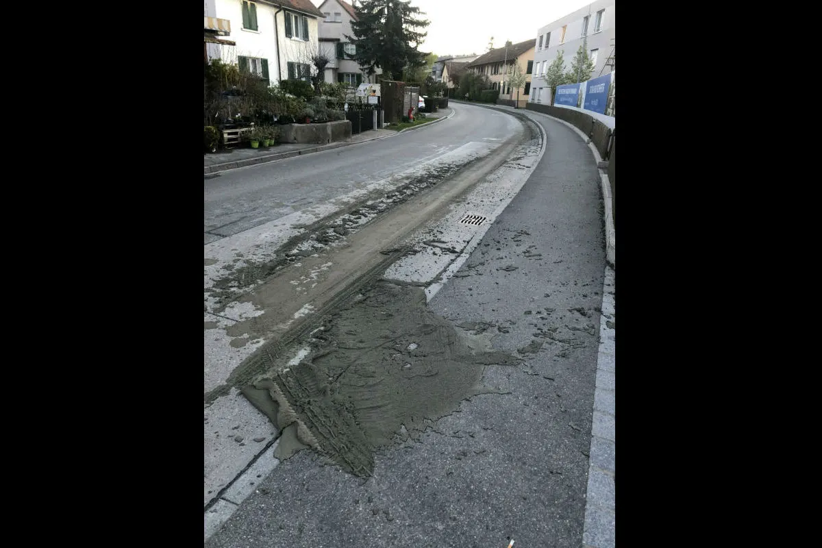 Schaffhausen SH - Betonmischer verliert Beton auf der Strasse