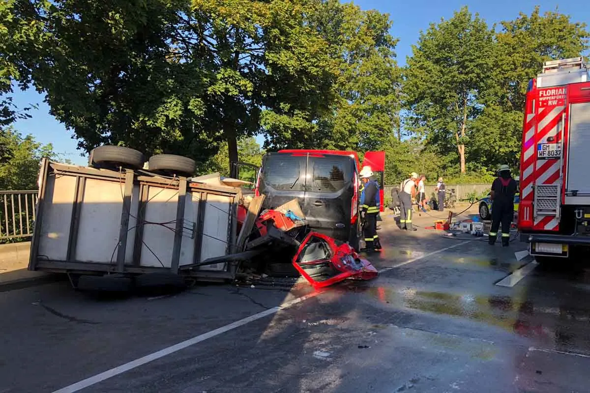 Wipperfürth - Verkehrsunfall mit eingeklemmter Person