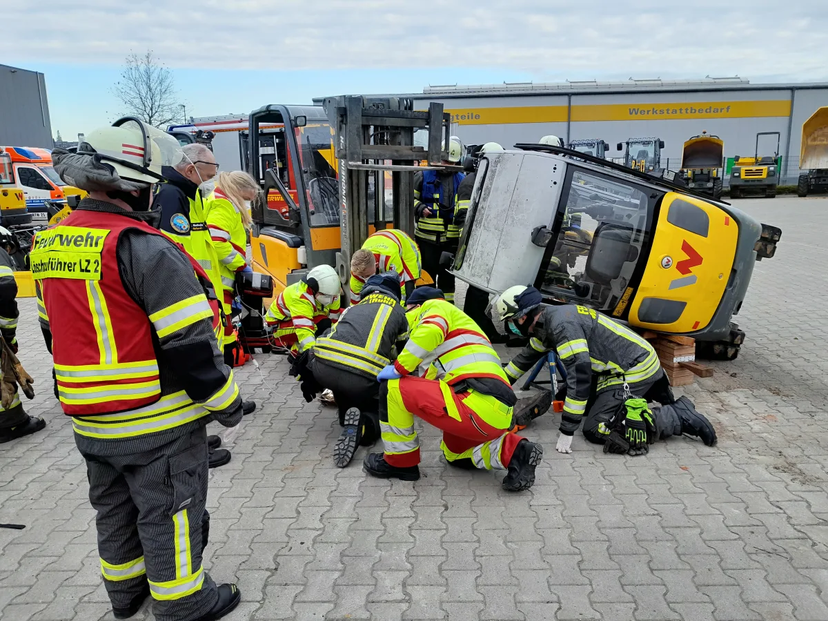 Wetter (Ruhr) – Person unter Bagger eingeklemmt