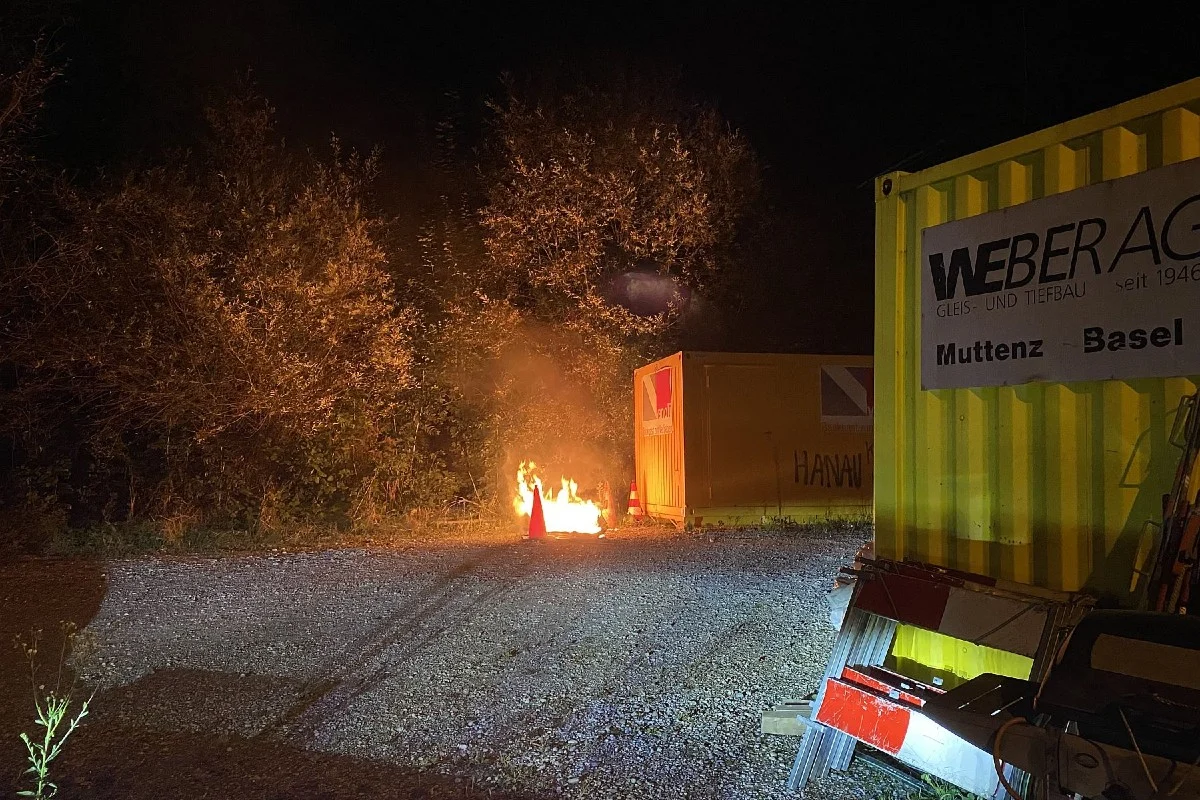 Liestal BL - Toi-Toi Häuschen auf Baustelle in Vollbrand