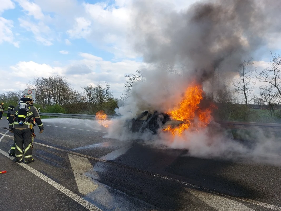 PKW brennt auf B67 in Bocholt - Fahrer unverletzt ins Krankenhaus gebracht