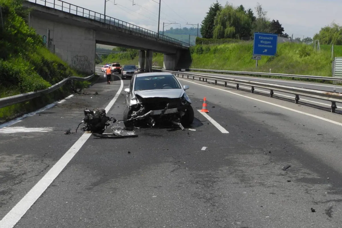 Küssnacht SZ - Selbstunfall auf Autobahn
