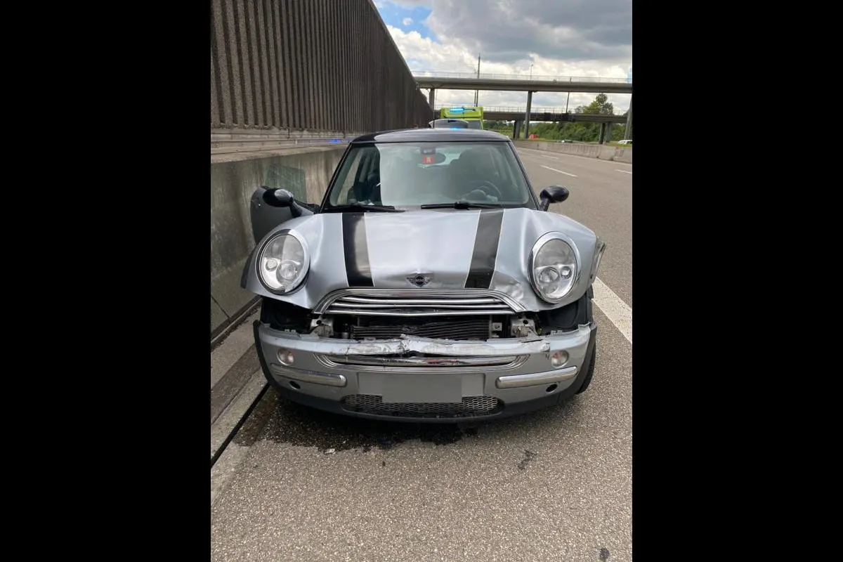 A2 Muttenz BL – Auffahrkollision zwischen Auto und Lieferwagen