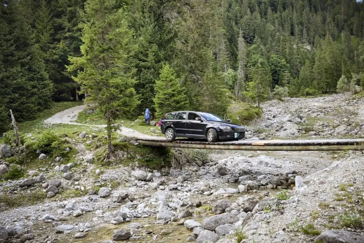 Krün – Feuerwehr verhindert Absturz eines Pkw