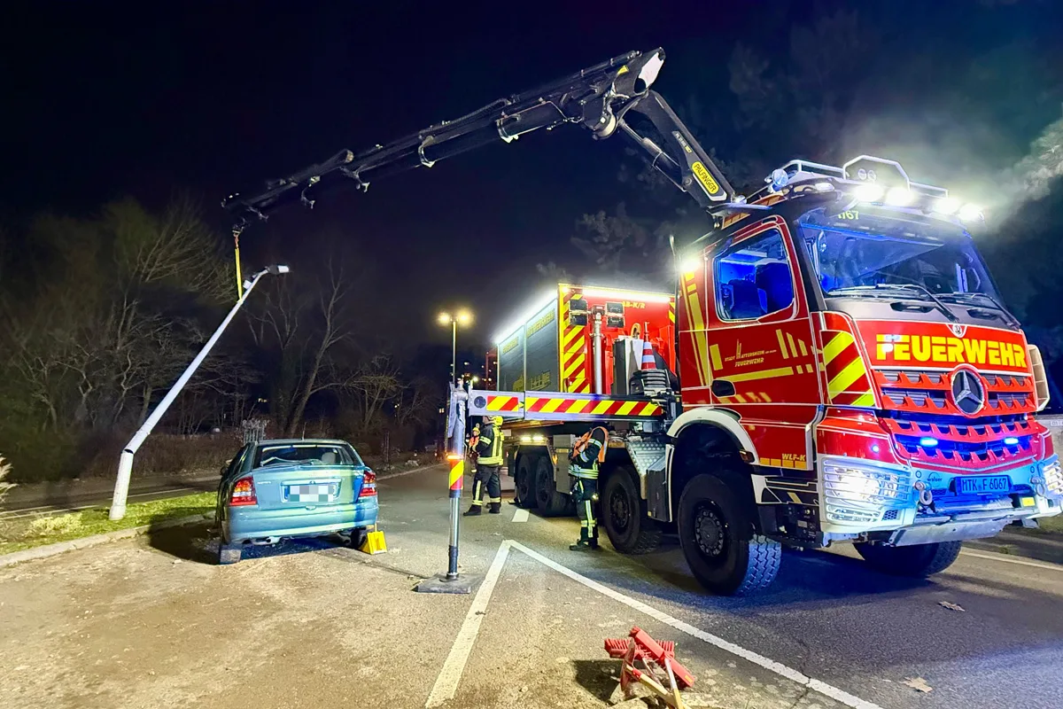 Hattersheim – Fahrerin nach Unfall aus Auto befreit