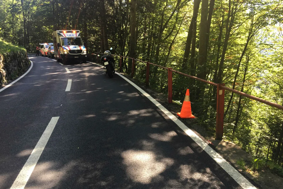 Linthal GL - Motorradfahrer rutscht Bord hinunter