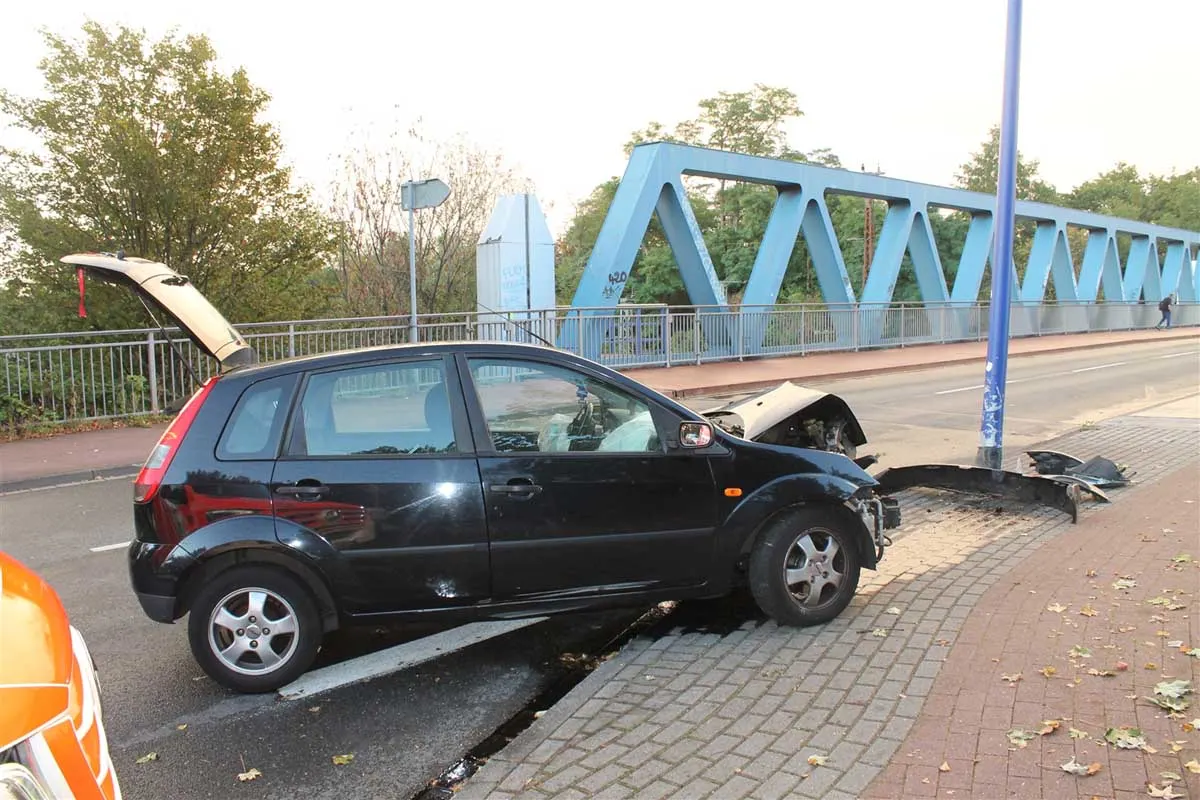 Großenbaum - Auto prallt vor Laterne - Zwei Verletzte