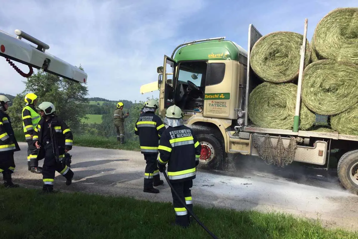Wolfsberg - LKW mit Heuballen in Brand geraten