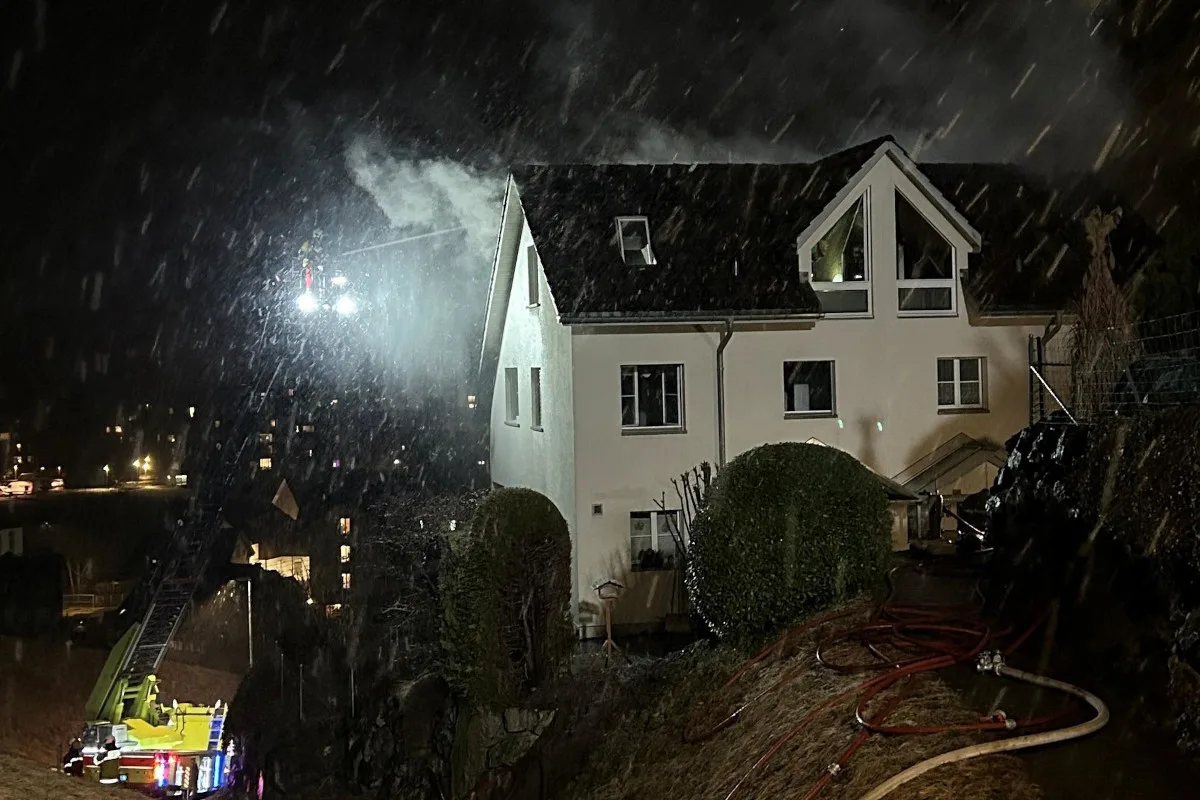 Wald ZH – Fassadenbrand bei Doppeleinfamilienhaus