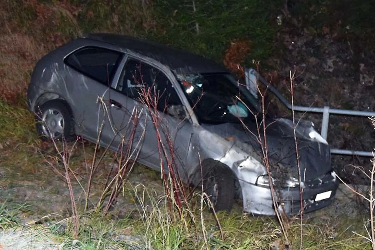 Unfall auf vereister Fahrbahn in Rehetobel AR - Auto überschlägt sich im abfallenden Gelände!